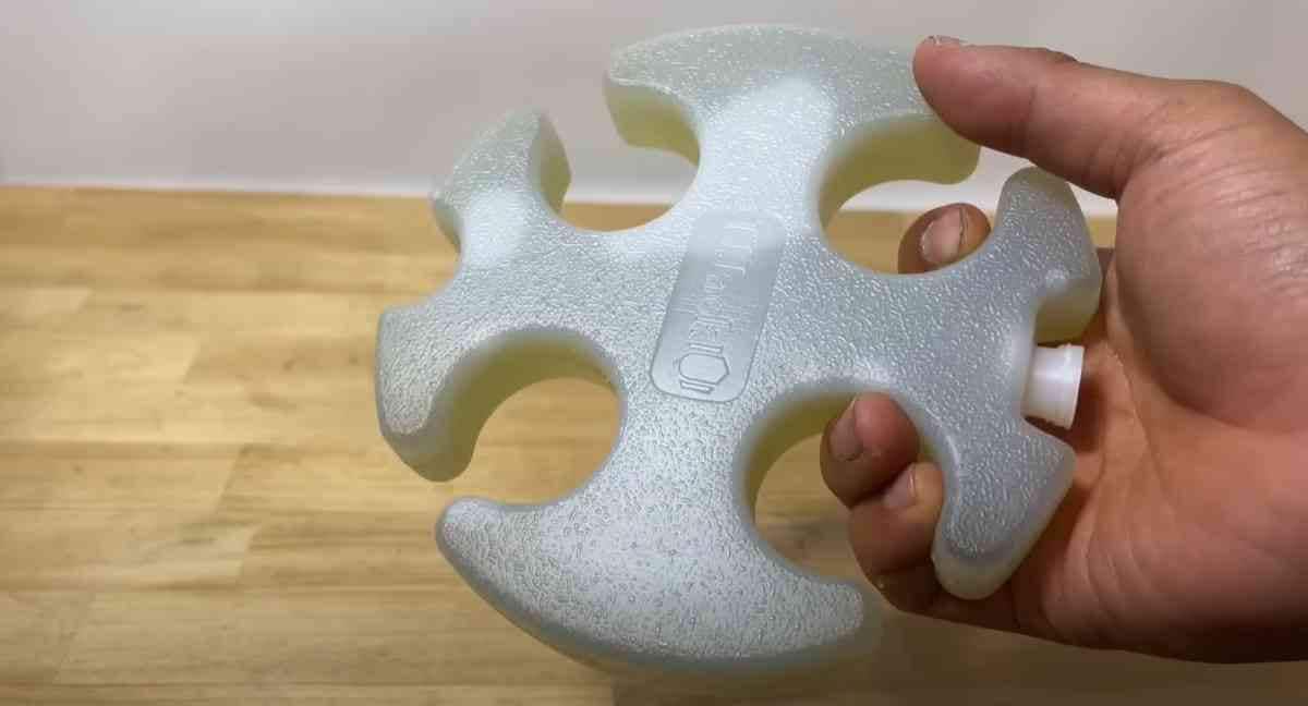 Ujackの「手裏剣型保冷剤」を持つFUKUさん